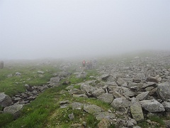 Siamo ai piani alti di Rosareccio (mt.2093) ; la nebbia oggi non ci darà tregua e condizionerà non tanto l 'esito della traversata quanto la bellezza del panorama.......